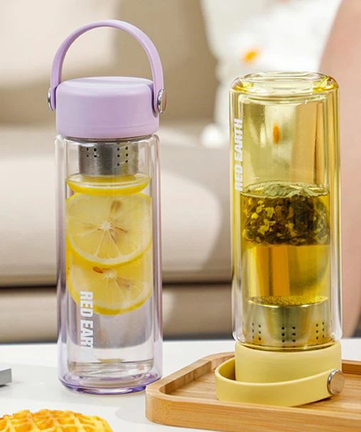 Стъклена бутилка вода